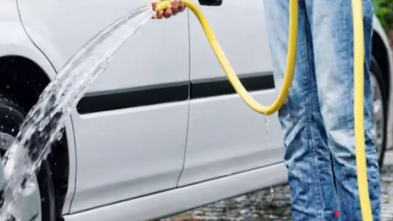 Stadt leidet unter Wassermangel: Bürgermeister bittet die Bevölkerung, auf das Autowaschen zu verzichten.